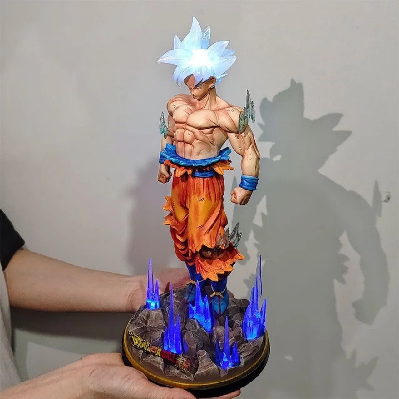 XXL Dragon Ball Z Son Goku Figur / 32cm / Beleuchtet - NerdyGeekStore